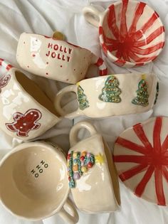 Pottery Ideas Cups Mugs, Christmas Mug Aesthetic, Christmas Mug Decorating Ideas, Christmas Clay Mug, Christmas Mug Ceramic, Ceramic Christmas Mugs, Christmas Craft Aesthetic, Winter Ceramics Ideas, Clay Mugs Aesthetic