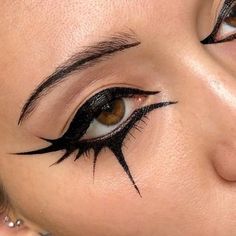 Goth Eye Makeup, Makeup Zombie, Fashion Editorial Makeup, Eyeliner Designs, Punk Makeup, Graphic Eyeliner, Alternative Makeup