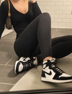 Jordan Outfits Womens, Sepatu Air Jordan, Black And White Jordans, Jordan 1 Outfit, Sneaker Trend, Jordan Outfit, Chicago Fashion, Streetwear Mode, Jordan Outfits