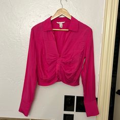 H&M Hot Pink Long Sleeve Button Down Crop Top - Size M Never Worn. Buttons All The Way Open. Fitted H&m Shirt With Buttons, H&m Fitted Button Shirt, H&m Long Sleeve Blouse With Buttons, Chic H&m Blouse With Buttons, Fitted H&m Blouse With Buttons, Spring Fitted Shirt By H&m, H&m Fitted Shirt For Spring, Fitted Shirt By H&m For Spring, Fitted H&m Shirt For Spring