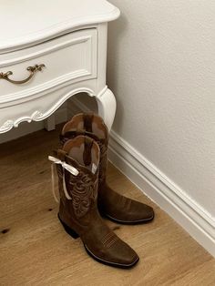 Cowboy Boots Aesthetic, Elsie Silver, Chestnut Springs, Miley Stewart, Cowboy Romance, Cowboy Aesthetic, Vintage Americana, Moda Vintage