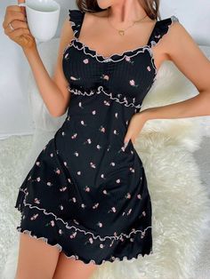 Chic Outfits Edgy, Satin Cami Dress, Cute Sleepwear, Floral Slip Dress, Set Outfits, Women's Nightgowns, Home Dress, Fabric Floral, Looks Chic