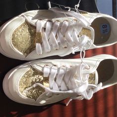 Sparkling Gold And White Ladies Tennis Shoes. Chic And Cute Spring Glitter Lace-up Sneakers, Party Sneakers Lace-up Synthetic, Party Lace-up Synthetic Sneakers, Trendy Gold Sneakers With Laces, Trendy Party Sneakers With Laces, White Low-top Sneakers For Party, Casual Leather Sneakers With Glitter Accents, Gold Sneakers With Speckled Midsole And Round Toe, Party Sneakers With Round Toe And Laces