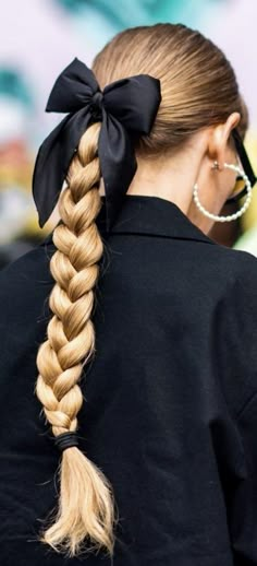 Hairstyles Street Style, Winter Hair Styles, Styling Long Hair, Style Long Hair, Chic Ponytail, Ribbon Style, Hair Styling Accessories, Holiday Hair, Ribbon Hairstyle