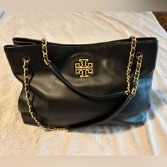 Slouchy Satchel Bag With Gold Accents. So Many Compartments And You Can Wear It Many Different Ways With The Adjustable Chain/Strap. In Great Condition! Tory Burch Bags, Tory Burch Bag, Satchel Bag, Wear It, Satchel Bags, Gold Accents, Chain Strap, Tory Burch, Shoulder Bags