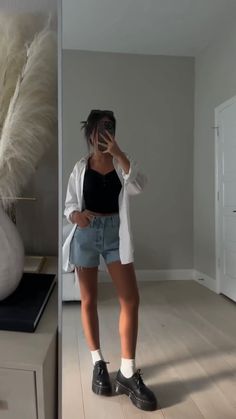 Outfits To Wear To The Mall Casual, Summer Outfits Loafers, Outfits Com Short, Casual Basic Outfits Summer, Spinnin Tour Outfit Ideas, Spring Uni Outfits, Cold Summer Days Outfits, Summer Barista Outfit, Hope Cee Outfits