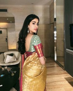 Jhanvi Kapoor Manish Malhotra Saree, Saree Blouse Neck Designs, Indian Saree Blouses Designs, Mehandi Design, Designer Saree Blouse Patterns, Silk Saree Blouse, Saree Trends, Trendy Blouse Designs