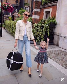 Hannah Strafford-taylor on Instagram: “🙌 YEY.... Happy Wednesday ❤️ Wearing possibly my all time favourite Chanel jacket from last season and some wide leg jeans I literally LOVE…” Look Working Girl, Chanel Style Jacket, Chanel Tweed Jacket, Moda Chanel, Looks Jeans, Mode Tips