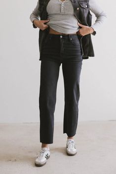 30 Something Fashion, Womens Black Jeans, Natural Gamine, Black Jeans Women, Black Jean, Womens Casual Outfits, Edgy Fashion, Her Style, Capsule Wardrobe