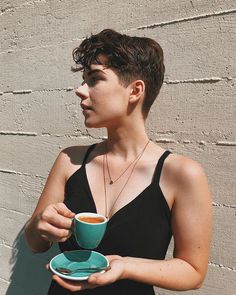 Lesbian Hair, Soft Grunge Hair, Androgynous Hair, Tomboy Hairstyles, Short Grunge Hair, Short Hair Pixie Cuts, Short Curly Haircuts, Shot Hair Styles, Short Hair Haircuts