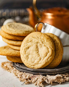 Caramely, buttery chocolate chipless cookies on a plate with two teacups. Chipless Cookies, Homemade Christmas Cookie Recipes, Cookies Soft, Jam Cookies, Soft Cookie, Cookies Recipes Christmas, Chocolate Chip Cookie, Perfect Desserts, Yummy Cookies