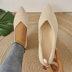 Category:Slip-Ons,Flats; Upper Materials:Satin; Season:Spring,Summer,Fall; Heel Type:Flat Heel; Gender:Women's; Toe Shape:Pointed Toe; Style:Casual,Comfort,Minimalism; Heel Height(inch):<1; Outsole Materials:Rubber; Occasion:Daily,Walking; Closure Type:Loafer; Pattern:Solid Color; Listing Date:06/29/2023; Production mode:External procurement; 2024 Trends:Dress Shoes,Comfort Shoes,Ballerina,Plus Size; Foot Length:; Foot Width:; SizeChart1_ID:2:184043; Size chart date source:Provided by Supplier.