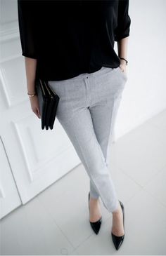 SIEMPRE GUAPA CON NORMA CANO: PARA VESTIR BIEN NO HAY QUE SER MILLONARIAS Light Grey Pants Outfit, Grey Pants Outfit, Young Professional Outfits, Work Chic, Looks Street Style, Business Outfit, Van Cleef Arpels