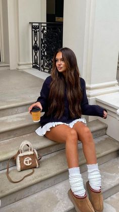 Look Adidas, Skirt Outfits Fall, Estilo Indie, Skandinavian Fashion, Uggs Outfit, Cold Outfits, Miniskirt Outfits, Fall Skirts, Rainy Day Outfit