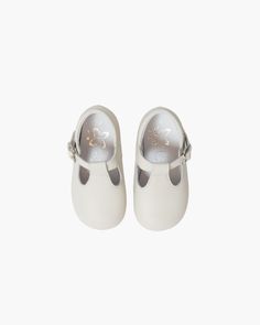 Indulge your little one in luxury with our Baby Boy T-Bar Shoes in Cream. Made with 100% soft leather and a flexible rubber sole, these elegant shoes offer a comfortable fit with buckle fastening and a padded insole. Perfect for any occasion, add a touch of sophistication to your child's outfit. Classic Mary Janes With Soft Sole And Closed Toe, Classic Flat Mary Janes With Rubber Sole, Classic Mary Janes With Soft Sole, Classic White Closed Toe Mary Janes, White Leather Mary Janes With Buckle Closure, Soft Sole Closed Toe Mary Janes, Classic Leather Shoes With Soft Sole, Soft Sole Mary Janes, Classic Spring Mary Janes With Rubber Sole