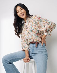 With a beautiful floral print, this pretty blouse has a delicate pleat detailing on the back panel and ruching on the shoulders and cuffs to give it a really flattering fit. And with a dropped rear hem and a soft, light fabric, team it with jeans, a cardigan, and trainers for effortless casual style. Floral Shirt And Jeans Outfit, Floral Shirt Outfit Women, Flower Blouse Outfit, Floral Blouse Outfit, Floral Shirt Women, Summer Dressing, Women Tees, Checked Blouse