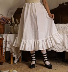 "DETAILS - Fabric: 100% medium weight white cotton - Adjustable by tightening - Production time: 21-28 days It is supposed to reach between the bottom of the calf to the ankle, It must be shorter than your skirt, as victorian-edwardian ones were. SIZING XS-S - For Waist 60-76 cm (Stretches up to 105 cm) Hips (comfort) to 110. Standrat lenght 77 cm M-L - For Waist 77-90 cm (Stretches up to 120 cm) Hips (comfort) to 125. Standrat lenght 78 cm XL-2XL For Waist 91-107 cm (Stretches up to 135 cm) Hip History Bounding, Quoi Porter, Fashion Modest, Soft Fashion, Gibson Girl, Vestidos Vintage, 28 Days, Mori Girl, Beautiful Skirts