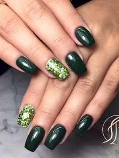 Cute Dark Green Nails, Dark Green Nails Ideas, Christmas Nails Green, Nails With Accent, Green Nails Ideas, Dark Green Nail Polish, Ball Nails, Short Nail Manicure, Glitter Accent Nails