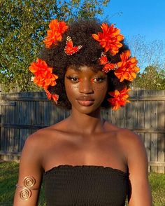 Melanin & afro beauty Check out her insta: @shadaenotadu #beauty #melanin #blackgirl #afro #blackhair #blackqueen #brownskingirl #naturalbeauty Afro With Flowers, Afro Beauty, Bday Photoshoot, Goals Ideas, Afro Puffs, Drawing Refrences, High Fashion Makeup, Short Afro, Inspiration Painting