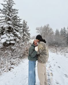 Might just need to move somewhere with seasons #couples #snow #winteraesthetic #cutecouples #pinterest #pinterestaesthetic #colorado Cute Couple Pics Winter, Snow Couple Photoshoot Photo Ideas, Winter Couple Aesthetic, Couple Moving In Together, Winter Couple Photoshoot