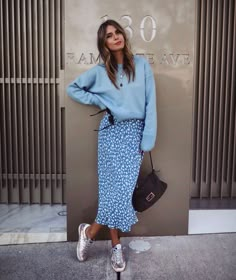 . Rok Outfit, Blue Daisies, Skirt And Sneakers, Summer Work Outfits, Skirt Midi, Blue Sweater, London Blue