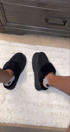 Ugg Black Slippers, Funkette Ugg Slippers, Funkette Ugg Slippers Outfit, Ugg Funkette Outfits, Funkette Ugg, Shoes Black Women, Uggs Slippers