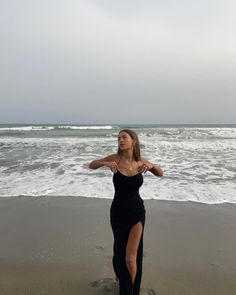 Beach Dress Photoshoot, Beach Instagram Pictures, Shotting Photo, Beach Pictures Poses, Beach Pics, Photo Pose Style, Pictures Poses, Pics Inspo, Simple Dress