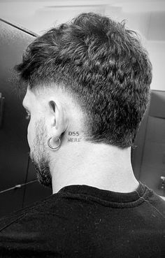 Mens Soccer Hairstyles, Fuerza Regida Concert Outfit For Men, Men’s Crop Haircut, Men’s Summer Haircuts 2023, Men’s 2024 Hairstyles, Men’s Modern Mullet Short, Trendy Mens Haircuts 2023, V Shaped Haircut Men, Burst Fade V Neck