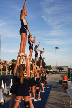 the cheerleaders are doing stunts for the crowd