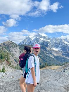 Cute Hiker Outfits, Adventure Life, Hiking Pictures With Friends, Cute Hiking Pictures With Friends, Friends Hiking Pictures, Hiking Photography Friends, Hiking Vsco, Backpacking Outfits, Hiking Aesthetic