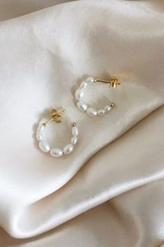 Do it like a Parisienne with pearl hoops that’ll make you fall in love. Handcrafted in vermeil, a thick 18k gold layer on sterling silver. Handcrafted Jewelry Boho, Hoops Gold, Jewellery Inspiration, Handcrafted Earrings, Simple Jewelry, Jewelry Inspo, Gold Hoop, Gold Hoop Earrings