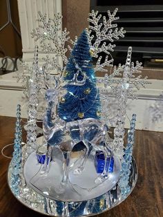 Snowflake Table, Blue Christmas Tree Decorations, Christmas Angel Crafts, Christmas Crafts Diy Projects, Christmas Centers, Blue Christmas Decor, Christmas Tree Decorating, Blue Christmas Tree, Christmas Centerpieces Diy