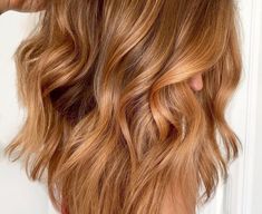 Auburn Hair With Blonde Highlights Short, Strawberry Blonde Balayage Short Hair, Golden Brown Balayage, Light Caramel Hair, Strawberry Blonde Hair Color Ideas, Caramel Brown Hair Color, Mocha Color Hair, Fashionable Hairstyles, Caramel Blonde Hair