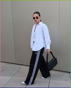 Jogger And Shirt Outfit, Contrast Pants Outfit, Black And White Track Pants Outfit, Sport Classic Style Outfit, Athleisure Outfits Office, Track Suit Pants Outfits, Wide Leg Adidas Pants Outfit, White And Black Outfits For Women, Sport Casual Outfit Women