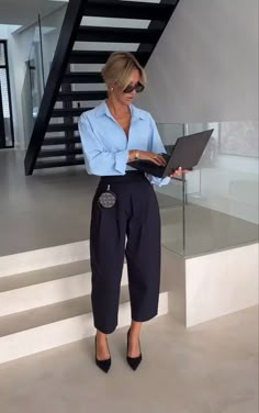 2024 Business Outfits for Women: Chic, Professional & Trendy Styles Stylish People, Outfit Elegantes, Summer Office Outfits, Meeting Outfit, Classy Business Outfits, Office Fits, Business Professional Outfits, Lawyer Fashion, Business Attire Women