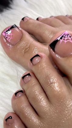 Make a statement this Halloween with pink web designs on black tips for a striking and spooky look. It’s the perfect blend of bold and festive for your toes! Click the pin for more ideas and follow us for more creative nail designs!  #HalloweenNails #PinkWeb #BlackTips #ToeNailDesigns #NailArt Toes Nails Halloween, Black Nail Pedicure Toenails, Acrylic Toes Halloween, Simple Halloween Toe Nails, Toe Nail Designs For Halloween, Spooky Pedicure Ideas, Short Nails Acrylic Halloween, Black And Gold Toe Nail Designs, Black Short Halloween Nails