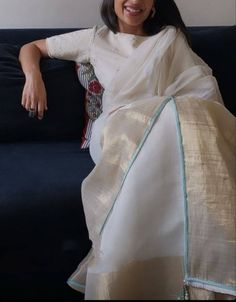 White Saree Styling, White Saree With Contrast Blouse, Onam Saree Blouse Ideas, Onam Saree, Kasavu Saree, Cotton Saree Blouse Designs