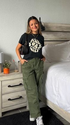 Olive Track Pants Outfit, Green Cargo Pants For Women, Spring Outfits Cargo Pants, Green Joggers Outfit Summer, H&m Cargo Pants Outfit, Womens Green Cargo Pants Outfit, Green Parashoot Pants Outfit