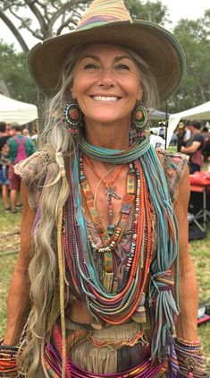 Fashion Hippie, Boho Style Outfits, Hippie Fashion, Trendy Short Hair, Advanced Style, Old Woman, Trendy Short Hair Styles, Aging Gracefully, Gray Hair