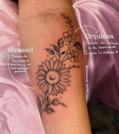 a woman's arm with tattoos and flowers on it, labeled in spanish language