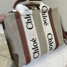 Cloe Woody The new upgraded version is on the market! ! This reform uses linen cotton canvas and glossy small leather that are environmentally friendly and have better shape. The white satin ribbon decorated with chloe silk-screen font on the bag connects the entire handbag, and the black and white Chloe logo strap that contrasts strongly with the apricot satin ribbon is the highlight of the entire bag. The simple and fresh design is full of French casual feeling, available in five sizes! This tote bag - comes with the original exclusive gift bag (bow tie)
Small size: 26.5*20*8cm Handbag Tutorial, Chloe Logo, Lv Purse, Fabric Tote Bags, Fabric Tote, Lv Belt, Small Tote Bag, Lv Handbags, Lv Wallet