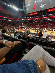 #houston #basketball #date #couple #aesthetic #cartier Dates Aesthetic Black Couple, Nba Date Night, Basketball Game Date Aesthetic, Basketball Game Couple Pictures, Date Night Ideas Black Couples, Double Date Pictures Black, Luxury Date Night Aesthetic, Expensive Couple Aesthetic, Going On Dates Aesthetic