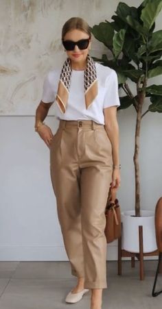 Beige Hose, Outfit Classy, Trendy Fall Outfits, Stylish Work Outfits, Casual Chic Outfit, Casual Work Outfits, Work Outfits Women