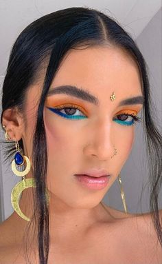 Vibrant Makeup Looks For Brown Eyes, Festival Makeup Eyeliner, Colorful Minimalist Outfit, Make Up 2023 Trends, Fun Eyeshadow Looks Colorful, Neon Party Makeup Ideas, Colorful Eyeliner Makeup, Rave Makeup Looks, Rave Eye Makeup