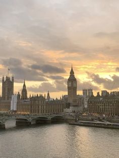 the big ben clock tower towering over the city of london, england at sunset or dawn