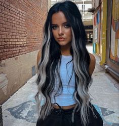 White Blonde On Dark Hair, Long Black Hair With Blonde Underneath, Rhianna Hair Styles, Cool Two Toned Hair, Hidden Blonde Highlights, Black And White Blonde Hair, Black And White Hair Extensions, Hair Colors With Black