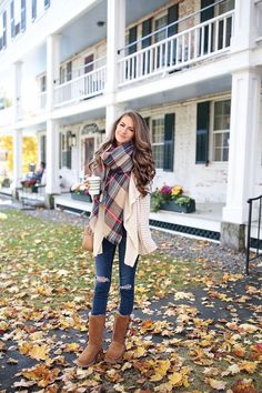 Ugg Blanket, Blanket Scarf Outfit, Portret Feminin, Highschool Outfits, Southern Curls And Pearls, Cozy Outfits, Scarf Outfit, Fall Jeans