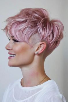 Pink Pixie Cut: 33+ charmante Styles für einen frechen Look - hairtastic.de Pixie Hair Wedding, Short Pink Hair Pixie, Rose Gold Pixie Hair, Pixie Color Ideas, Colorful Pixie Cut, Womens Pixie Cut, Pink Pixie Hair, Bleached Pixie, Pastel Pixie Hair