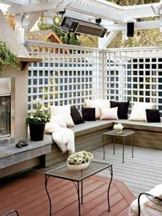 This fence lets in the perfect amount of light while allowing you to enjoy the weather! Diy Decking, Decking Designs, Pergola Design, Decks Backyard, Backyard Deck, 15 Diy, Pergola Plans, Built In Bench, Pergola Patio