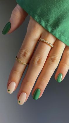 Spring Reimagined: Short Round Spring Nails 2024 – The Ultimate Guide to Seasonal Chic - divagaze.com Rounded Nails Designs, Green Nail Designs, Green Nail Polish, Colorful Nails, Green Nail, Vibrant Nails, Casual Nails